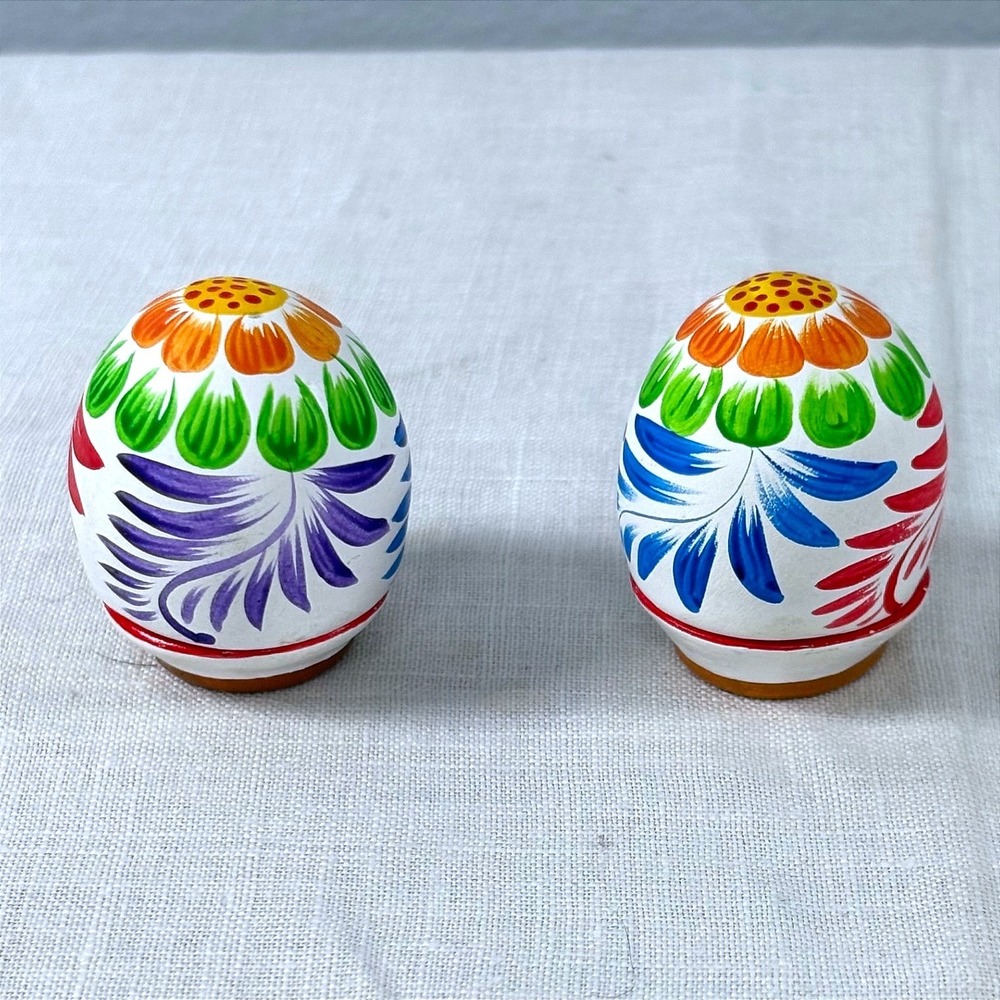 Vintage Peruvian Hand Painted Ceramic Egg Set Miniature Nativity 2pc